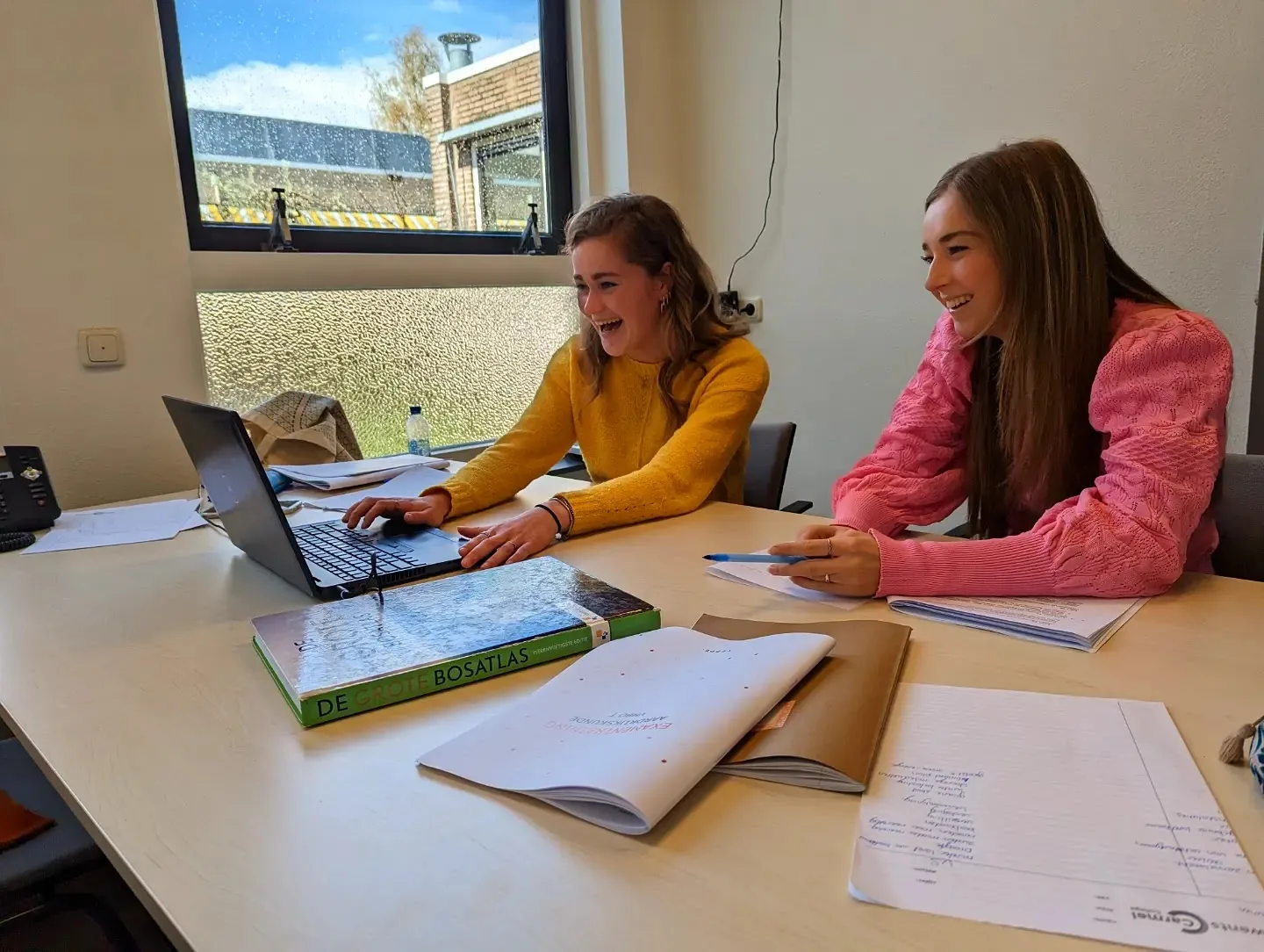 Twee Yeppers overleggen lachend aan tafel
