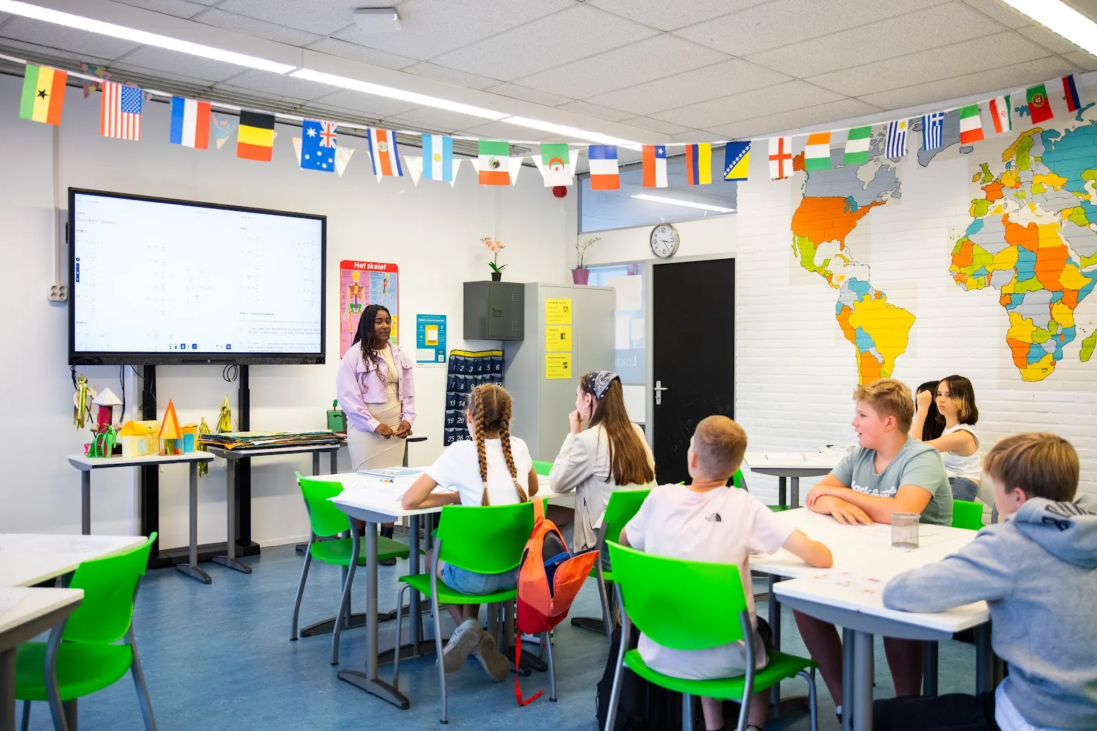 Een Yepper werkt samen met leerlingen aan opdrachten